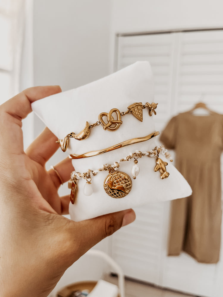 
                  
                    Traveler knot bracelet
                  
                