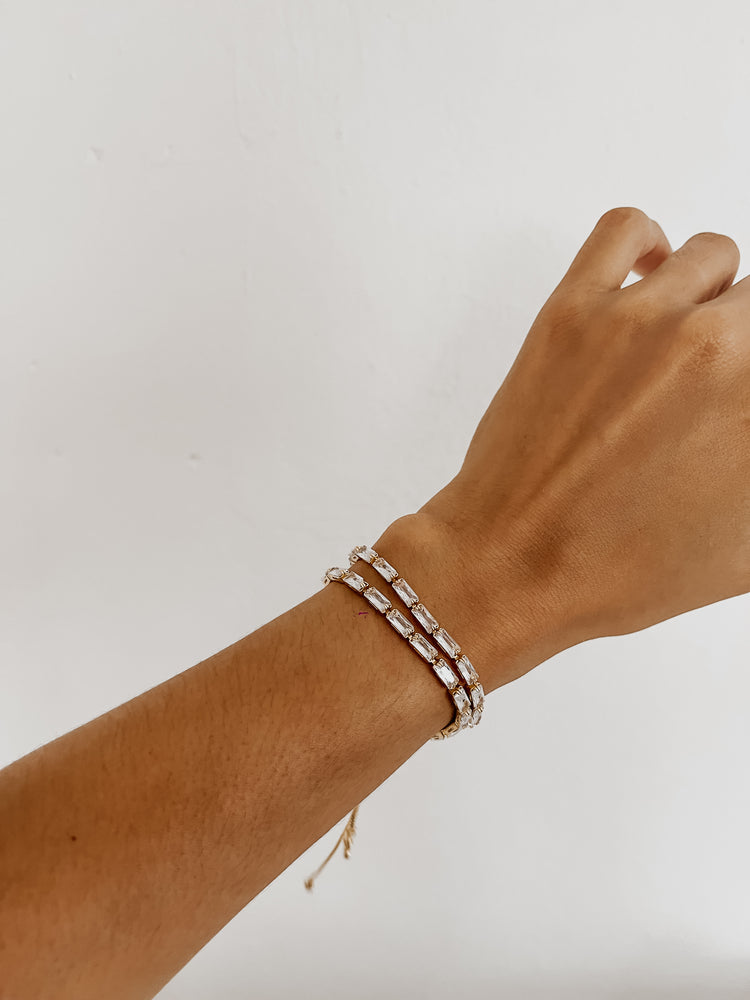 
                  
                    Adjustable zirconia bracelet
                  
                