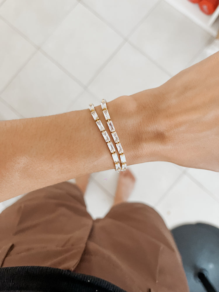 
                  
                    Adjustable zirconia bracelet
                  
                